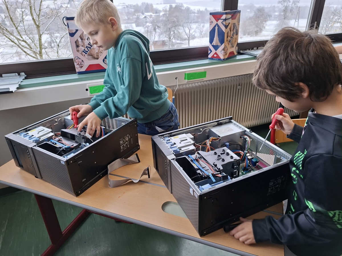 Zerlegeworkshop der 4a und 4b am Computer