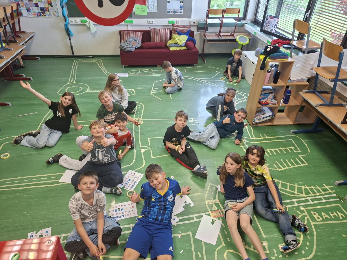 Die 4b gestaltet eine große Straße