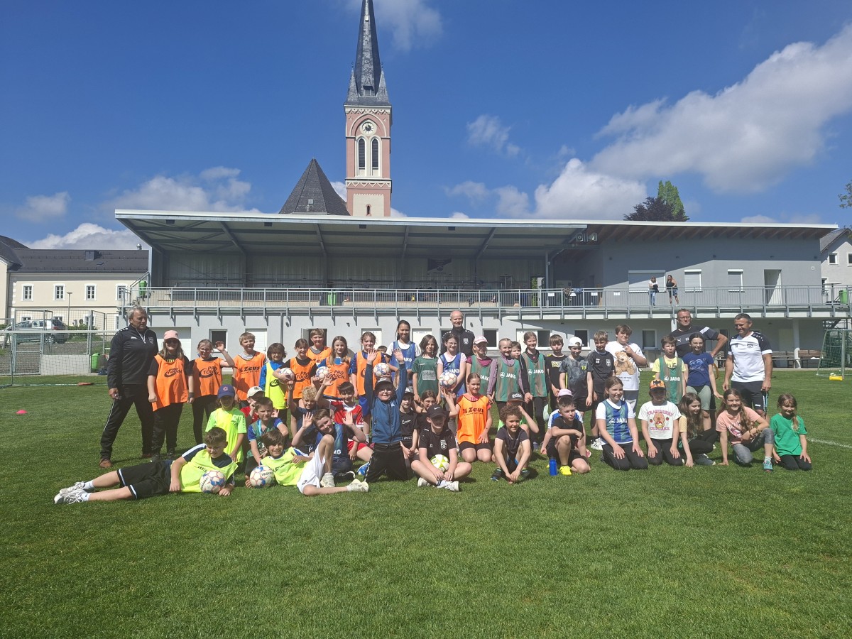 Sportlicher Vormittag am Fußballplatz