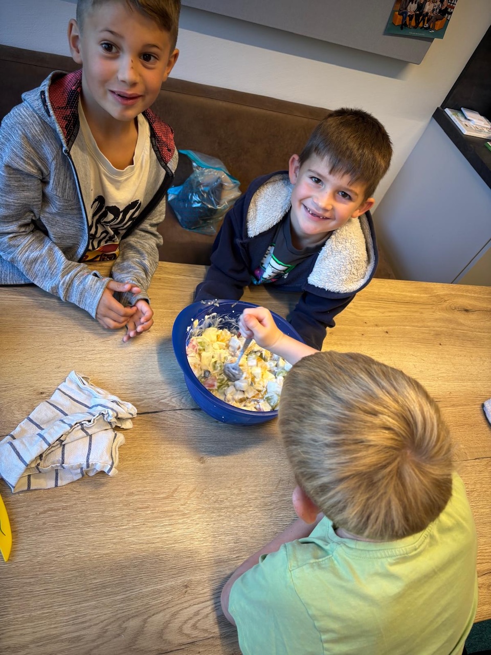 Die Rabenklasse zaubert einen Obstsalat